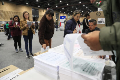Los colombianos van a la segunda vuelta presidencial más divididos que nunca