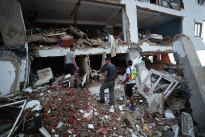 “No te vayas, no me dejes”: el grito de auxilio en La Guaira, una ciudad devastada que espera por rescatistas