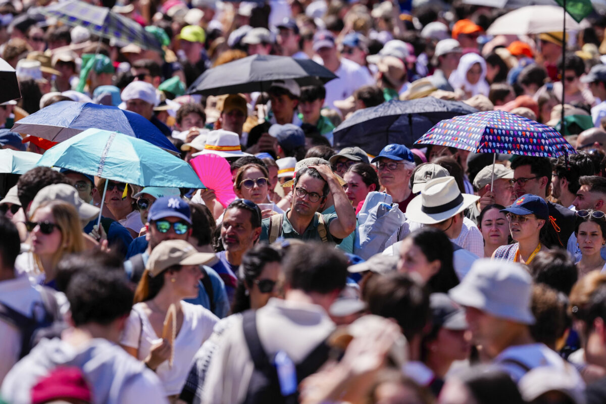 En imágenes: miles de fieles recibieron al papa León XIV en Madrid