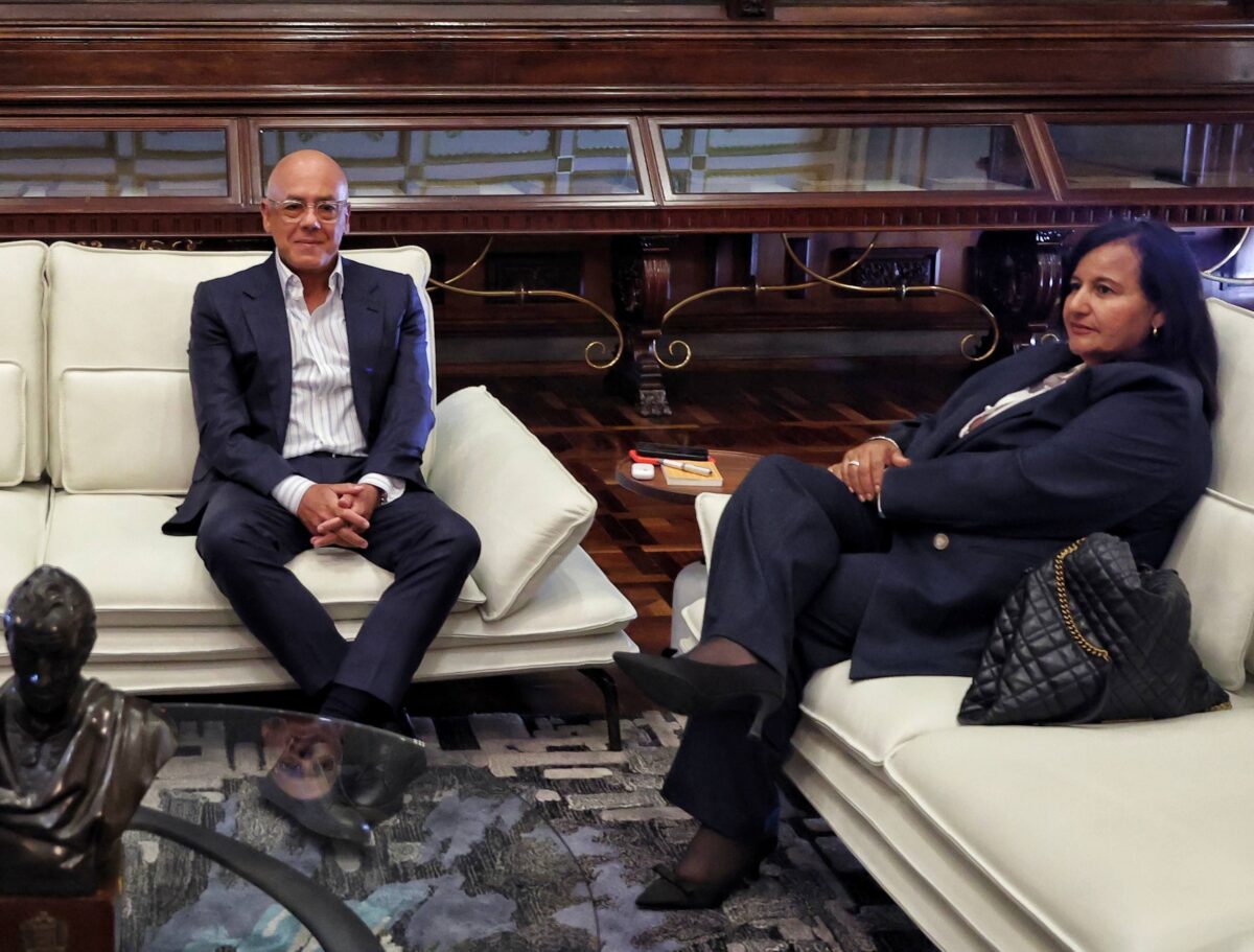 Dinorah Figuera se reunió con Jorge Rodríguez tras su regreso a Venezuela