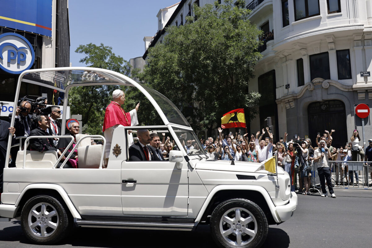 En imágenes: miles de fieles recibieron al papa León XIV en Madrid