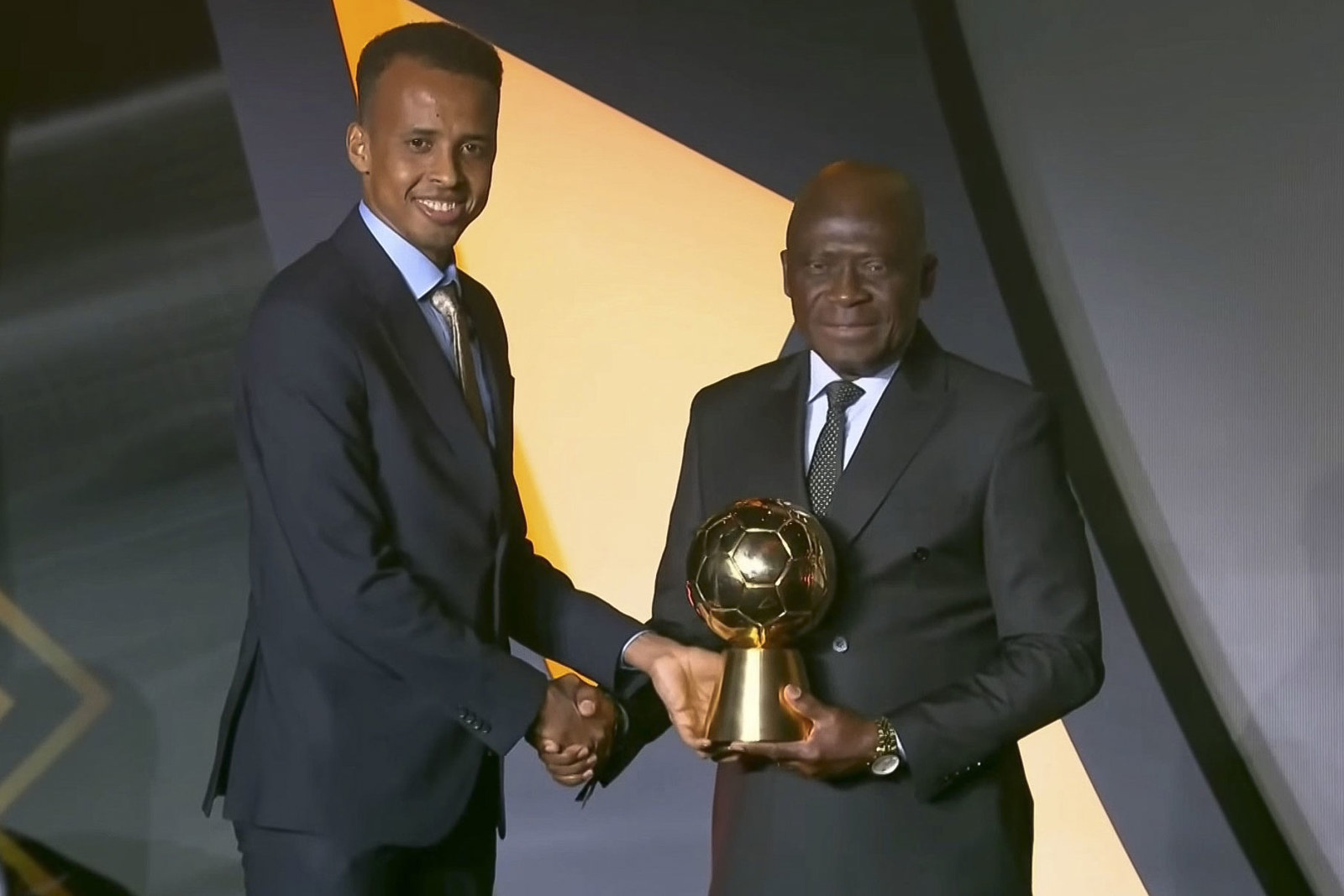 Del veto de EE UU a la Supercopa de Europa: la historia del árbitro somalí Omar Abdulkadir Artan