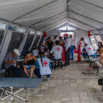 Solidaridad de la Cruz Roja y sus voluntarios sostienen a los afectados por los terremotos en La Guaira