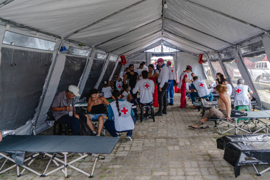 Solidaridad de la Cruz Roja y sus voluntarios sostienen a los afectados por los terremotos en La Guaira