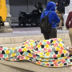 Caraqueños pasan la noche en plazas y espacios abiertos como medida de precaución tras los terremotos