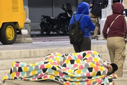 Caraqueños pasan la noche en plazas y espacios abiertos como medida de precaución tras los terremotos