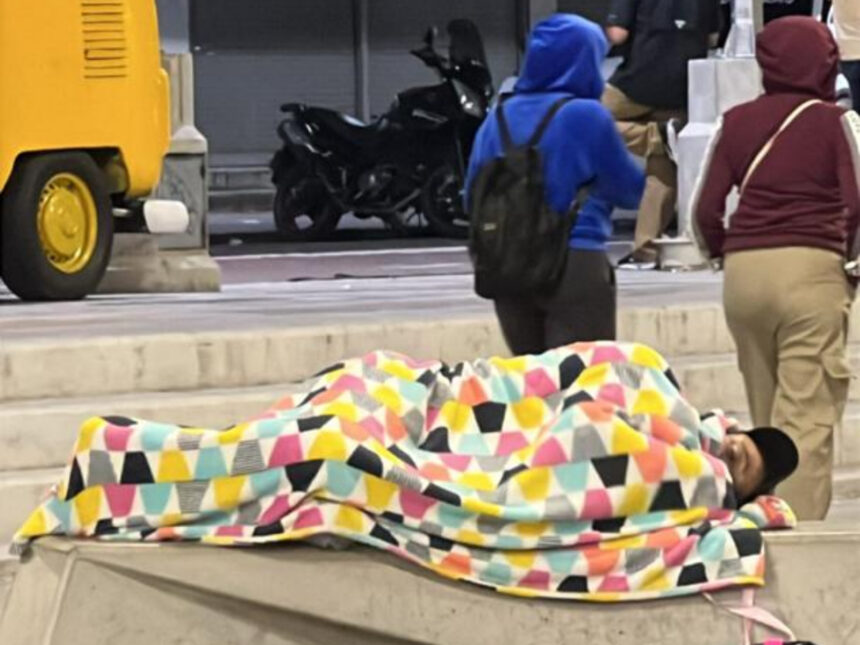 Caraqueños pasan la noche en plazas y espacios abiertos como medida de precaución tras los terremotos
