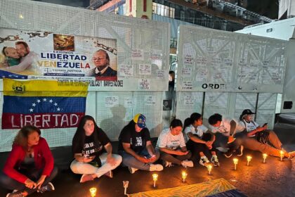 Vigilia y protesta en El Helicoide: familiares exigen conocer el paradero de presos políticos