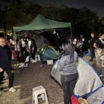 En imágenes: así transcurrió la cuarta noche de vigilia de los familiares de presos políticos frente a la Embajada de EE UU
