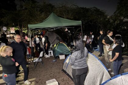 En imágenes: así transcurrió la cuarta noche de vigilia de los familiares de presos políticos frente a la Embajada de EE UU