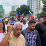 Trabajadores protestan en Chacaíto para exigir un aumento salarial