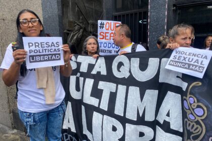 Familiares de presas políticas protestaron frente al Ministerio de la Mujer en Caracas