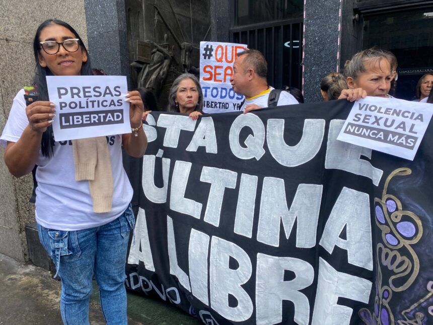 Familiares de presas políticas protestaron frente al Ministerio de la Mujer en Caracas