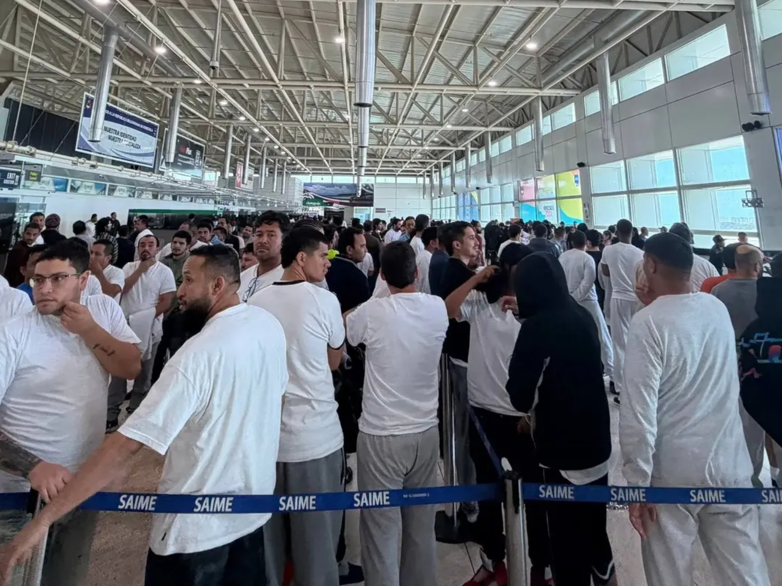 Cover image for Llegaron a Venezuela 259 migrantes en un vuelo de repatriación procedente de Estados Unidos