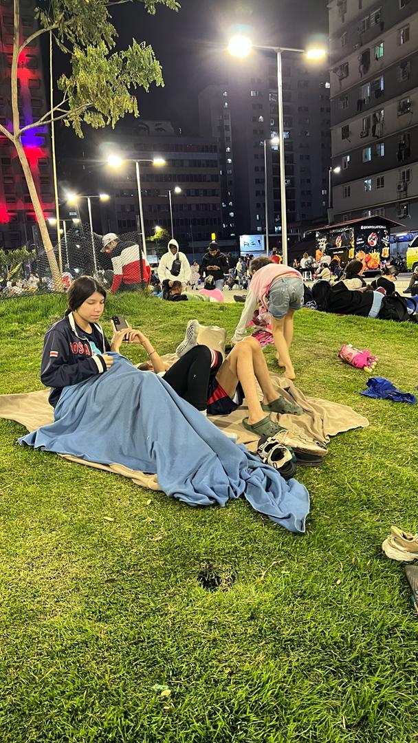 Caraqueños pasan la noche en plazas y espacios abiertos como medida de precaución tras los terremotos