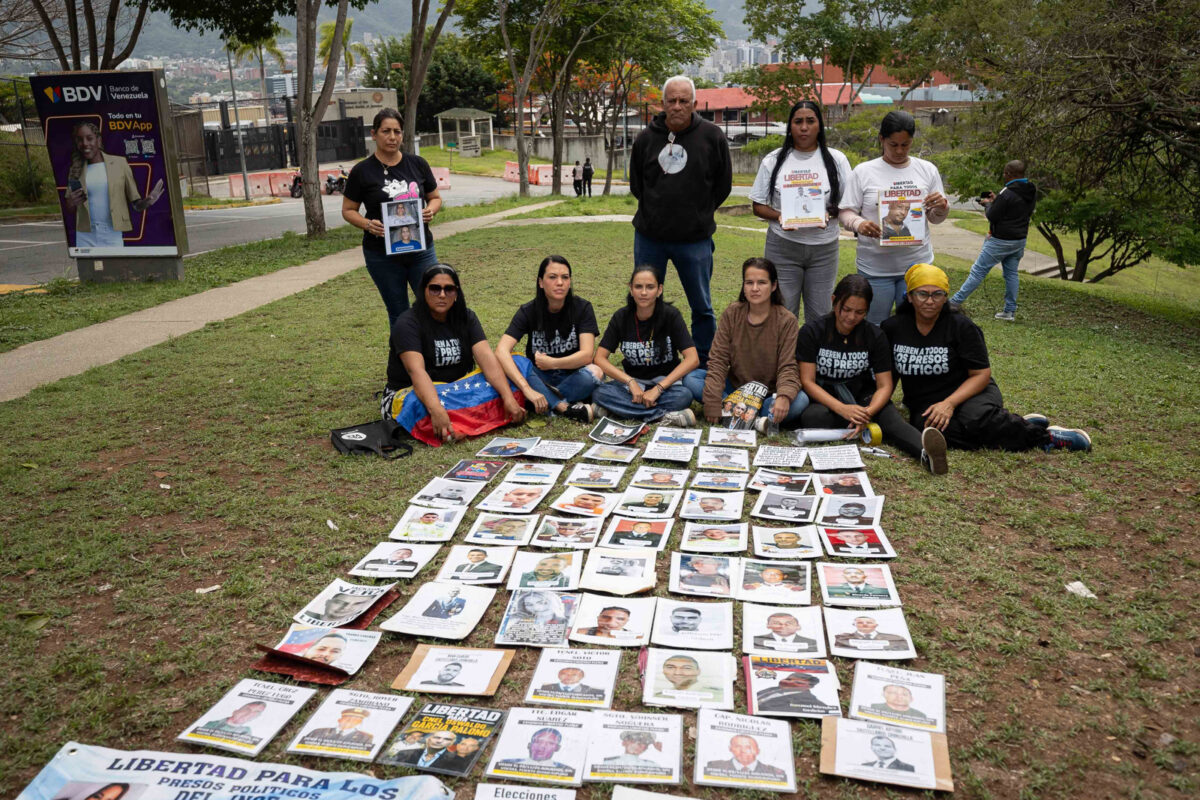 Familiares de presos políticos mantienen vigilia frente a la Embajada de EE UU en Caracas: “No nos vamos a mover hasta que seamos atendidos”