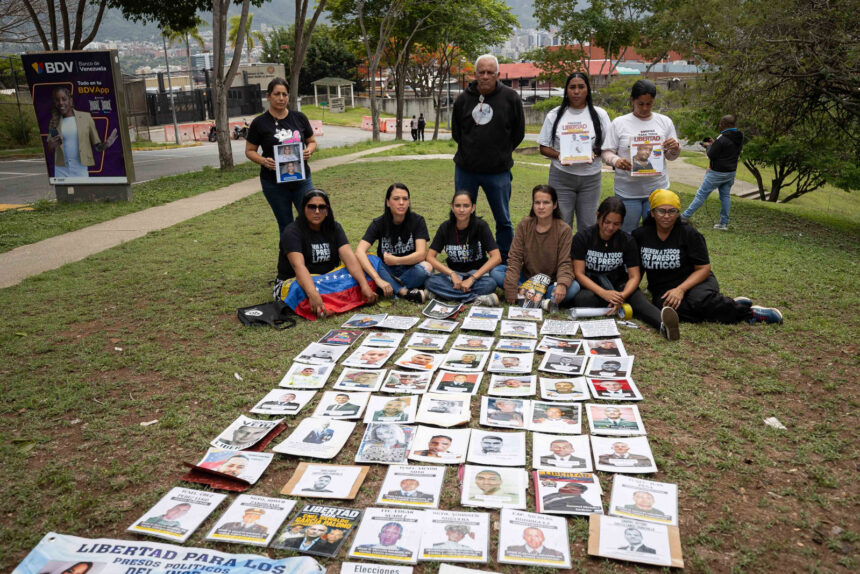 Familiares de presos políticos mantienen vigilia frente a la Embajada de EE UU en Caracas: “No nos vamos a mover hasta que seamos atendidos”