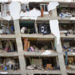 Terreno duro, estructura de hormigón y edificios compactos: la arquitectura contra los terremotos #TeExplicamosElDía | Viernes 26 de junio