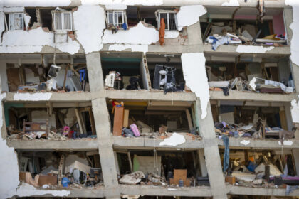 Terreno duro, estructura de hormigón y edificios compactos: la arquitectura contra los terremotos #TeExplicamosElDía | Viernes 26 de junio