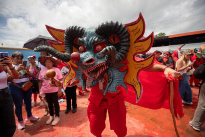 En imágenes: los Diablos Danzantes de Yare mantienen viva una tradición de 277 años pese a la migración
