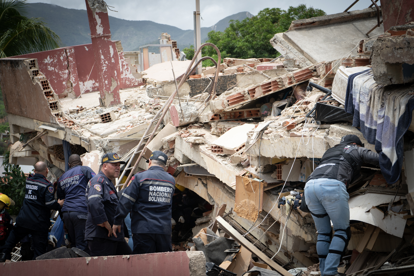 Más de 100 edificios colapsan en La Guaira tras terremotos