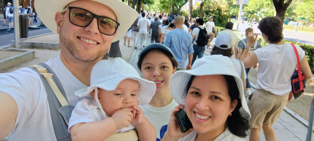 La historia de una familia venezolana y el día en que el papa León XIV bendijo a su bebé en Madrid