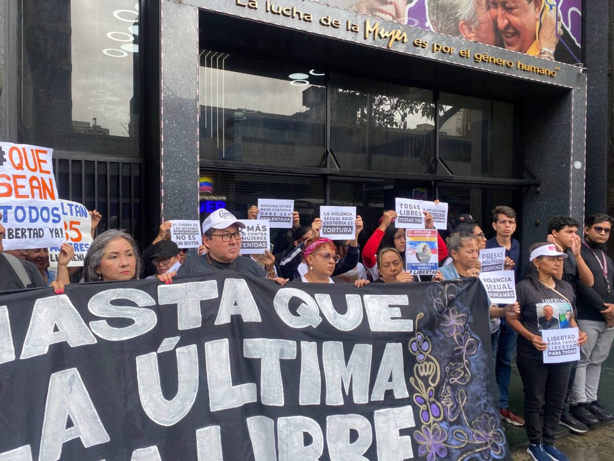 Familiares de presas políticas protestaron frente al Ministerio de la Mujer en Caracas