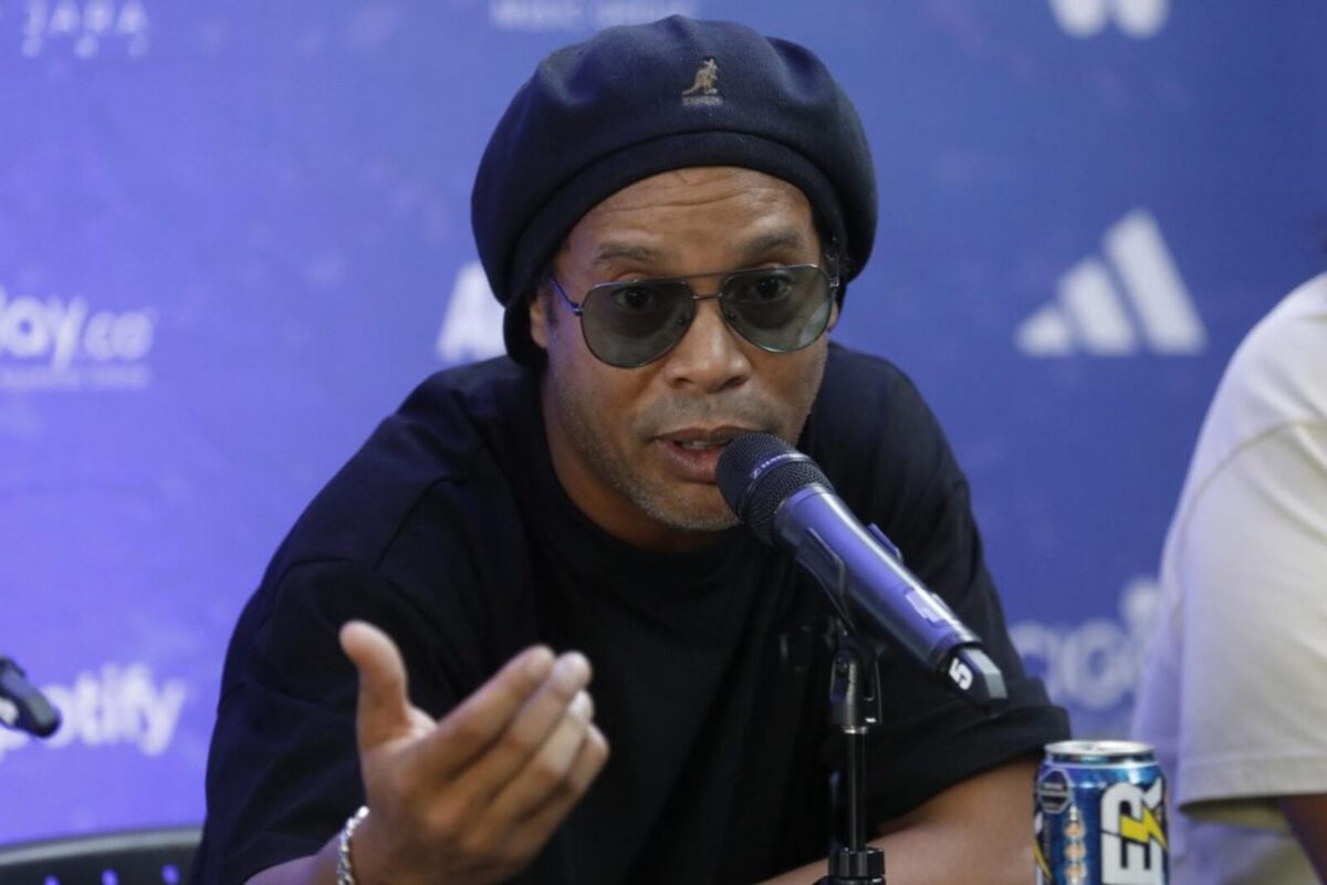 Ronaldinho lanzó su primer disco llamado Camisa 10, con Pitbull, Sean Paul y Juan Magán