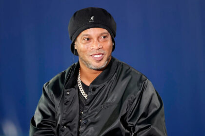 Ronaldinho lanzó su primer disco llamado Camisa 10, con Pitbull, Sean Paul y Juan Magán