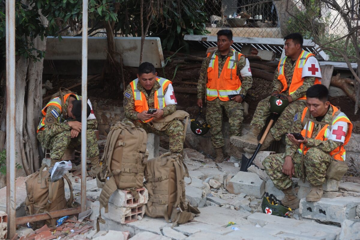 Equipos de rescate aceleran las últimas labores para hallar sobrevivientes tras los terremotos en Venezuela