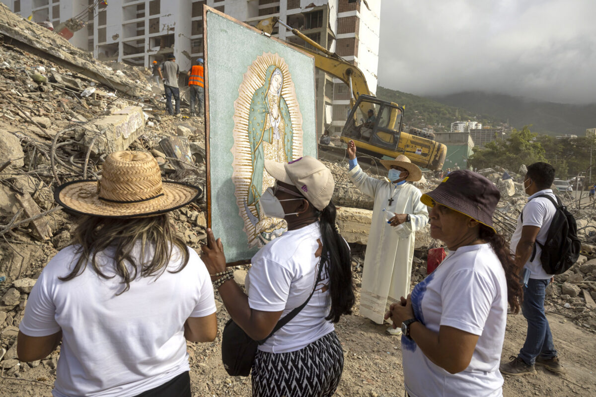 Sacerdote mexicano recorrió edificios colapsados en La Guaira para orar por las víctimas de los terremotos