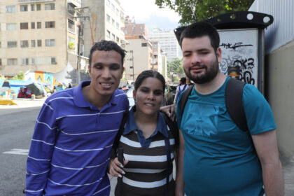 Vidrios rotos y gritos: así vivieron tres personas ciegas venezolanas el doble terremoto en Caracas
