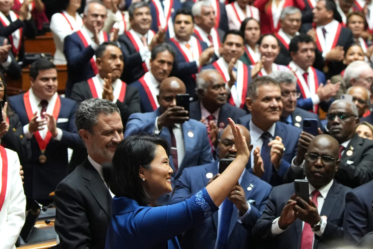Keiko Fujimori asumió la presidencia de Perú y denunció recibir un país marcado por el abandono