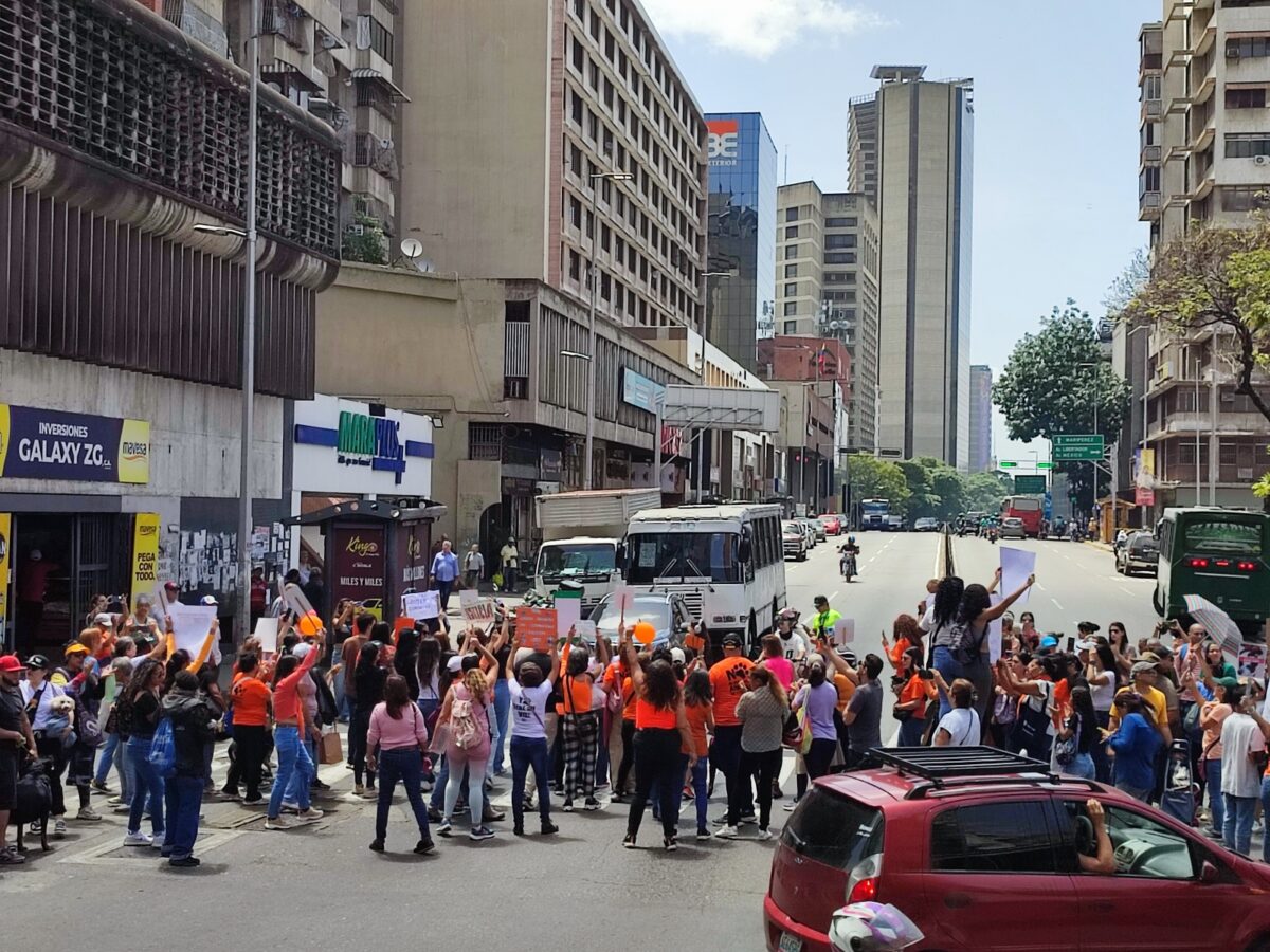 Proteccionistas exigieron justicia en Caracas por la muerte de Mariposa, una perrita rescatada tras los terremotos