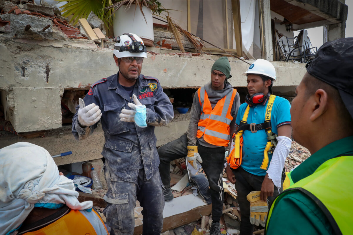 Mineros artesanales dejaron la búsqueda de oro para recuperar víctimas de los terremotos en Venezuela
