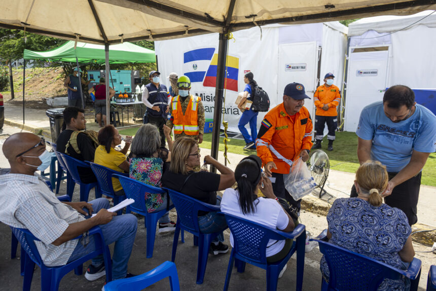 Venezolanos aprovechan hospitales de campaña extranjeros ante deficiencias en la red pública
