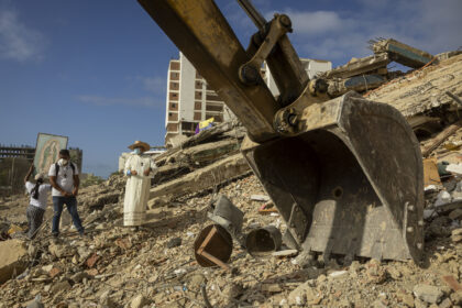 Sacerdote mexicano recorrió edificios colapsados en La Guaira para orar por las víctimas de los terremotos