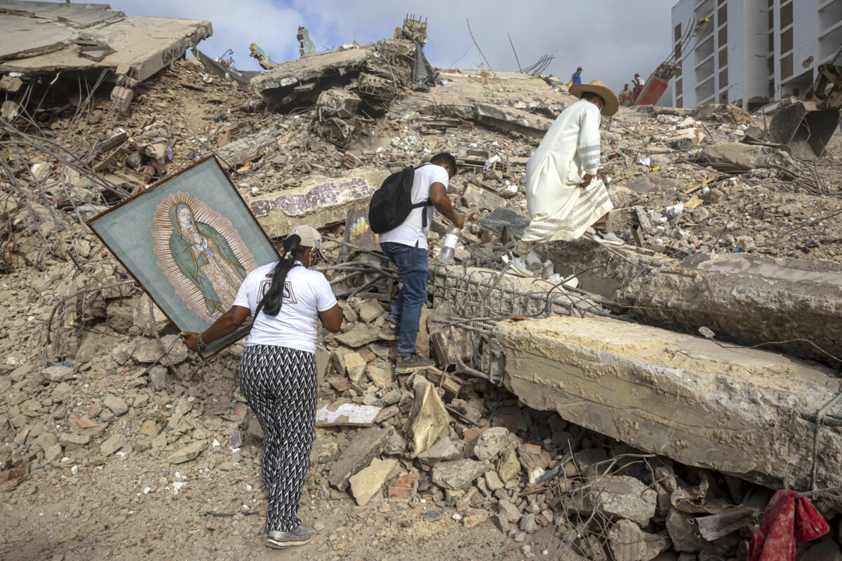 Sacerdote mexicano recorrió edificios colapsados en La Guaira para orar por las víctimas de los terremotos