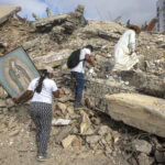 Sacerdote mexicano recorrió edificios colapsados en La Guaira para orar por las víctimas de los terremotos