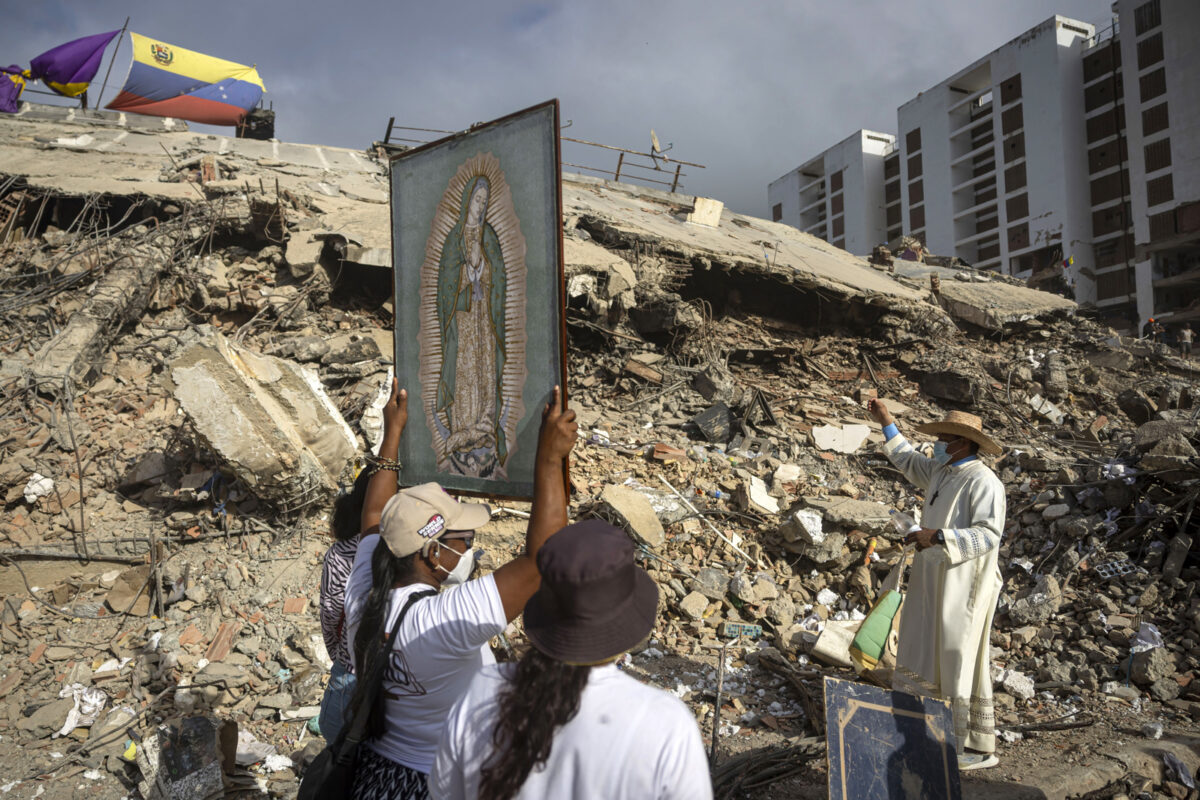 Sacerdote mexicano recorrió edificios colapsados en La Guaira para orar por las víctimas de los terremotos