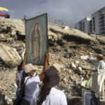 Sacerdote mexicano recorrió edificios colapsados en La Guaira para orar por las víctimas de los terremotos