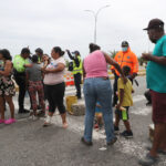 Familias afectadas por el terremoto bloquearon una vía en La Guaira para exigir refugio