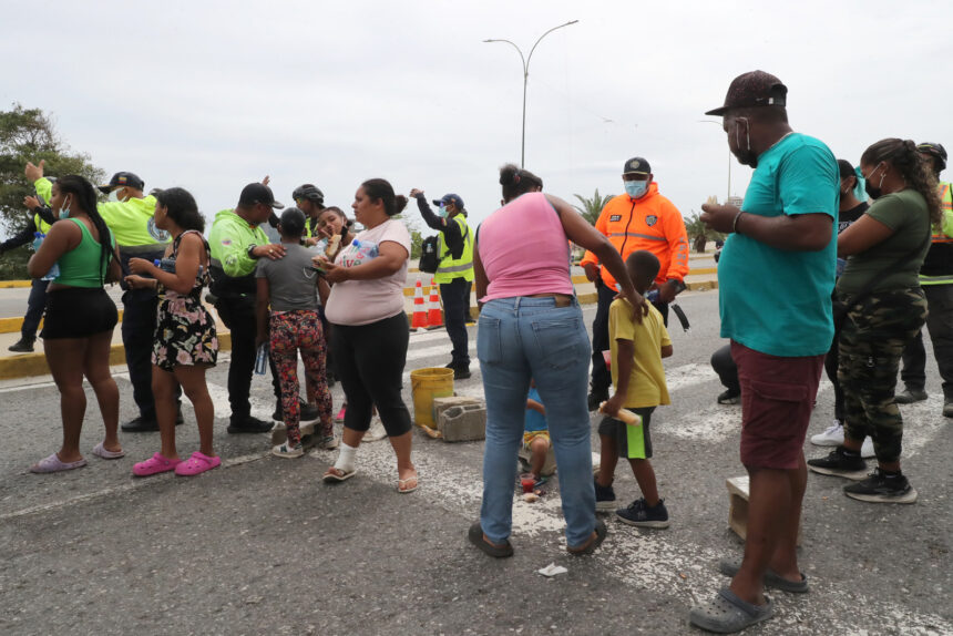 Familias afectadas por el terremoto bloquearon una vía en La Guaira para exigir refugio