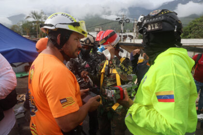Rescatistas despliegan drones y perros para evaluar el rescate de un niño en La Guaira