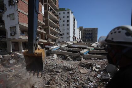 Equipos de rescate aceleran las últimas labores para hallar sobrevivientes tras los terremotos en Venezuela
