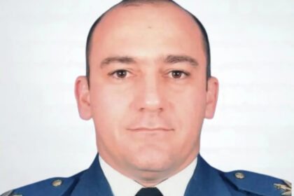 Clippve anunció la excarcelación del mayor Adrián De Gouveia tras la muerte de familiares en los terremotos