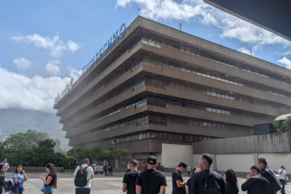 Bomberos atienden un conato de incendio en el CCCT en Caracas