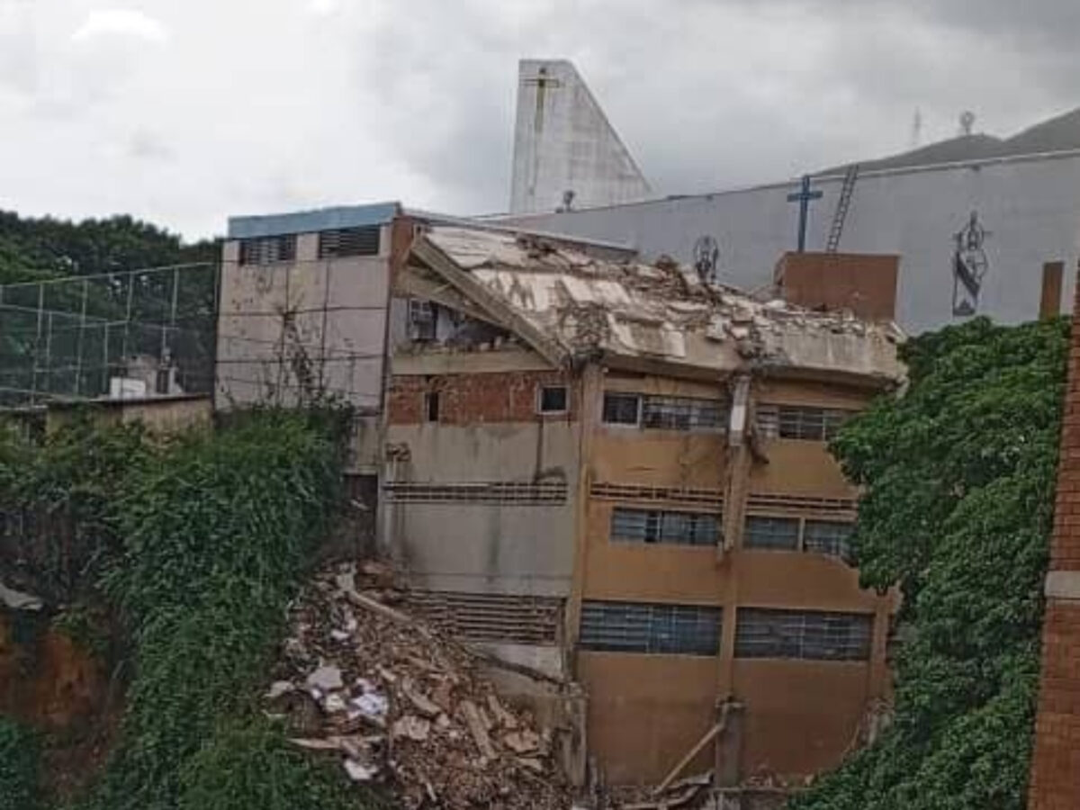 Colapsó parte de la estructura del Colegio San Judas Tadeo de La Pastora en Caracas tras los terremotos