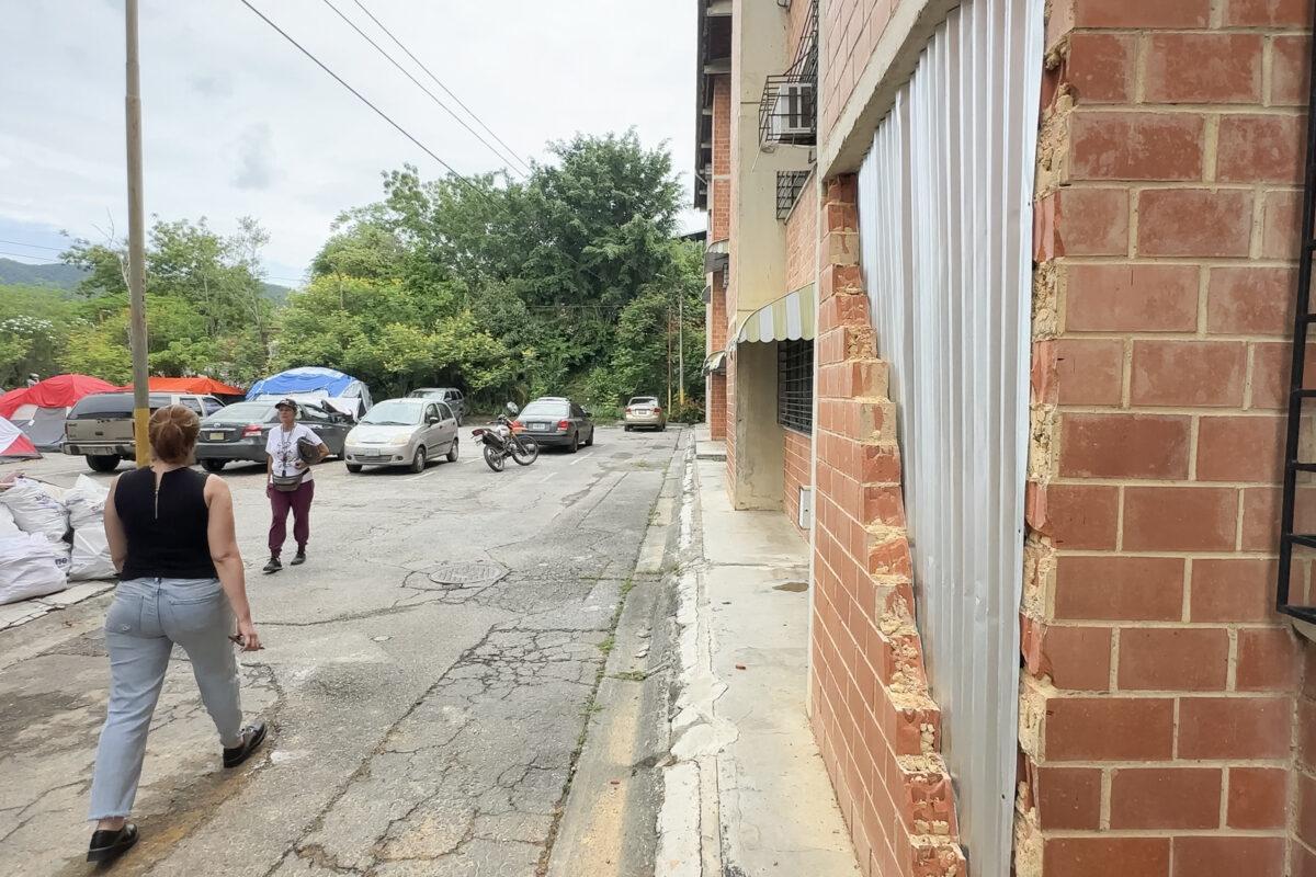 Los afectados por el terremoto en Guarenas esperan las inspecciones para saber qué pasará con sus hogares