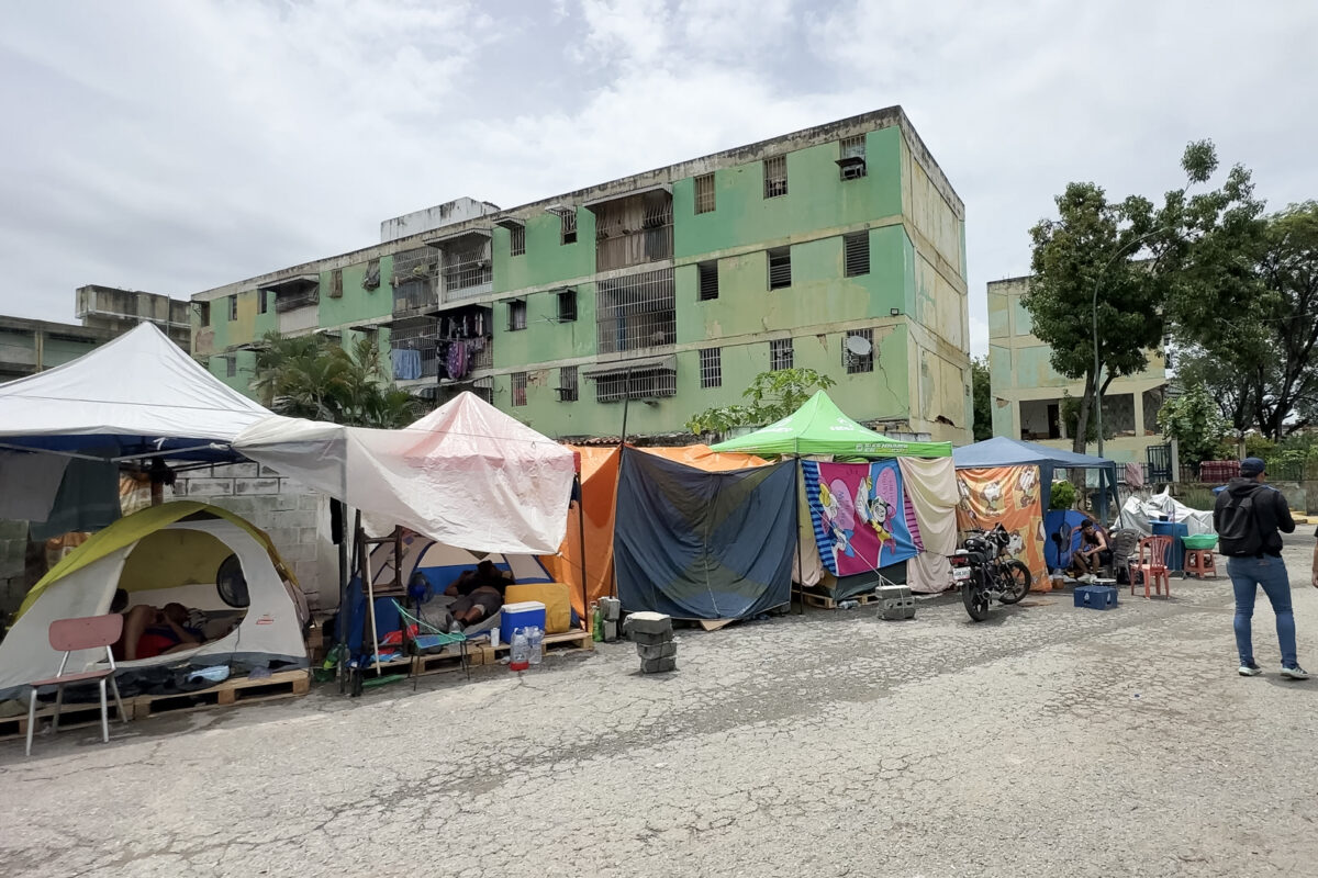 Los afectados por el terremoto en Guarenas esperan las inspecciones para saber qué pasará con sus hogares